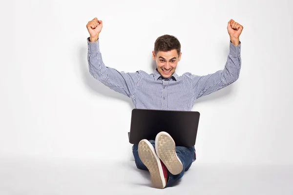 Homem de negócios com um laptop em um fundo branco — Fotografia de Stock
