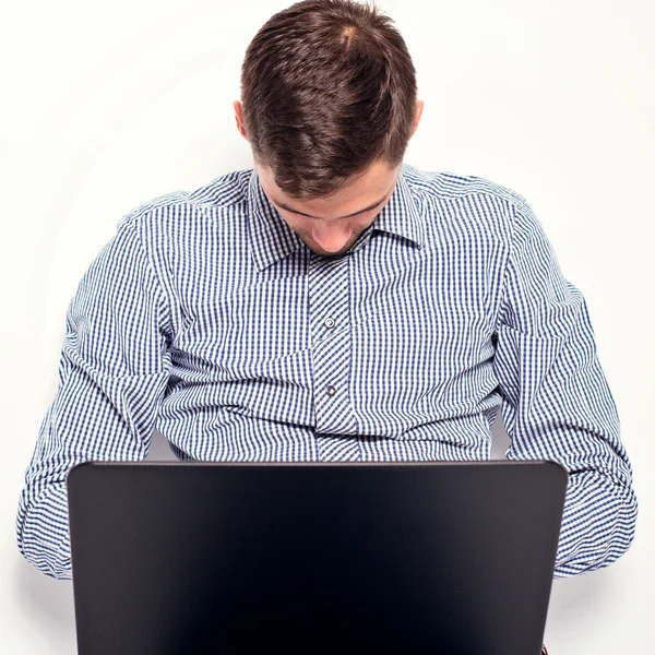 Homem de negócios com um laptop em um fundo branco — Fotografia de Stock