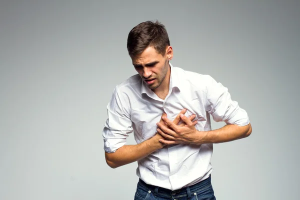 Geschäftsmann hält sein Herz im Schmerz — Stockfoto