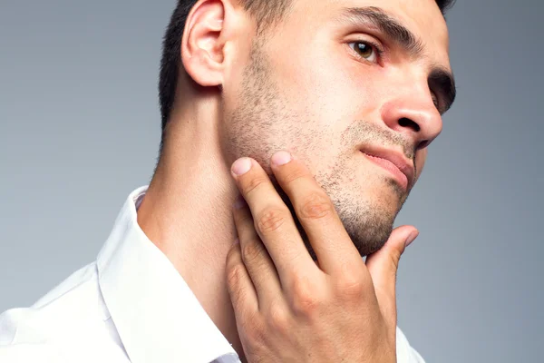 Retrato de un joven guapo con la cara limpia —  Fotos de Stock