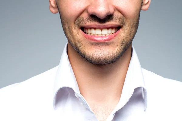 Portret close-up van jonge gelukkig lachend zakenman, geïsoleerd over grijze achtergrond — Stockfoto
