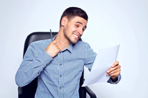 Business man hold the paper and marker at the office on white background — Stock Photo, Image