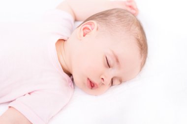 Beyaz üzerinde uyuyan güzel bir bebeğin yakın plan portresi