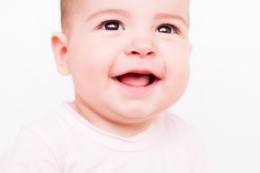 Gülümseyen mutlu güzel bebek ve bir tarafı beyaz arka plan üzerinde bir görünüm