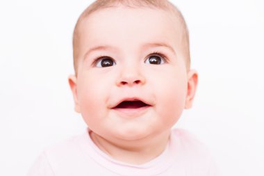 Beyaz arka plan üzerinde bak güzel gülen bebek
