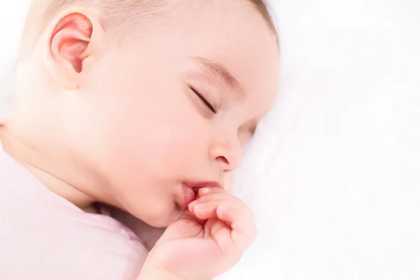 Portrait en gros plan d'un beau bébé endormi sur blanc — Photo