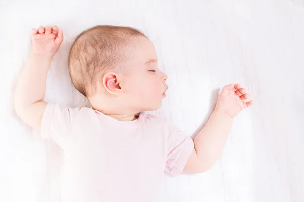 So süß baby girl schlafen auf weißem bett — Stockfoto