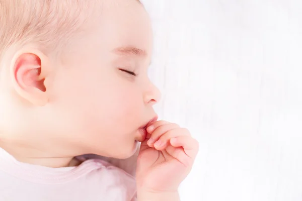 Close-up portret van een mooie slapende baby op wit — Stockfoto