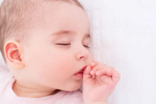 Zblízka portrét krásného spícího dítěte na bílém — Stock fotografie