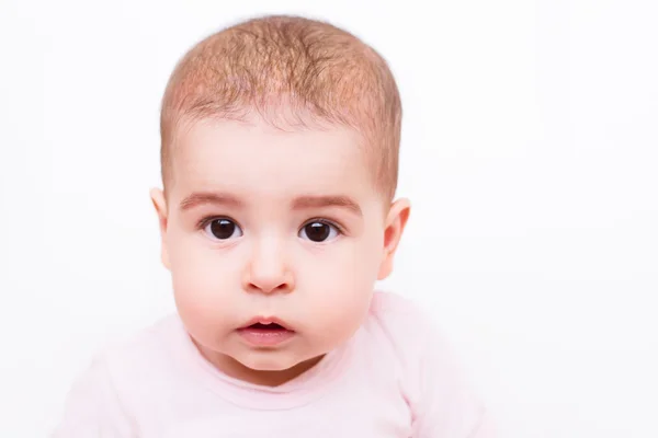 Gros plan portrait d'un beau bébé avec costume rose sur fond blanc — Photo