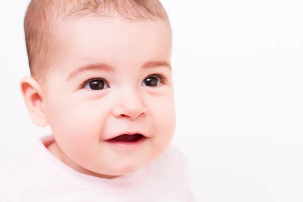 Bonito close-up retrato de bebê sorridente no fundo branco — Fotografia de Stock