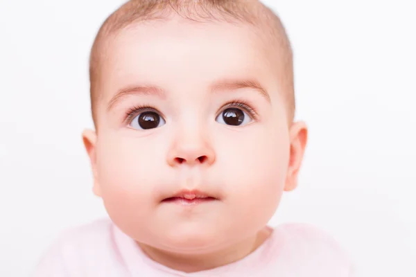 Gros plan portrait d'un bébé intéressé sur fond blanc — Photo