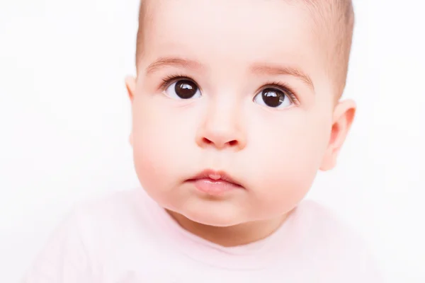 Close-up retrato de um lindo bebê no fundo branco — Fotografia de Stock