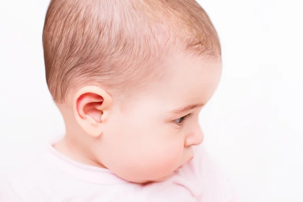 Interesse baby kijken naar één kant op witte close-up portret — Stockfoto