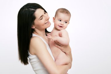 Güzel tutan anne ve bebeği beyaz arka plan üzerinde bir görünüm