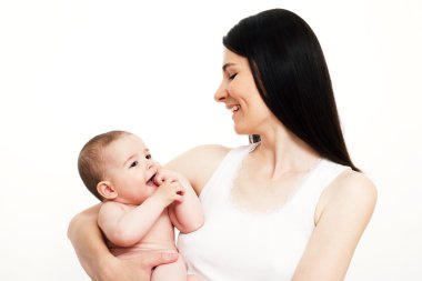 Gülümseyen ve mutlu anne ile bebek beyaz arka plan üzerinde