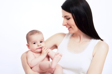 Sevimli gülümseyen anne ile bebek beyaz arka plan üzerinde