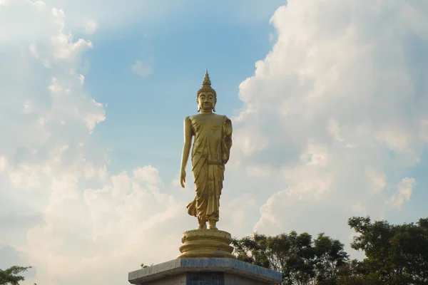 Zlatá socha Buddhy s modrou oblohou — Stock fotografie
