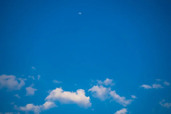 Mavi gökyüzü ile kabarık bulut