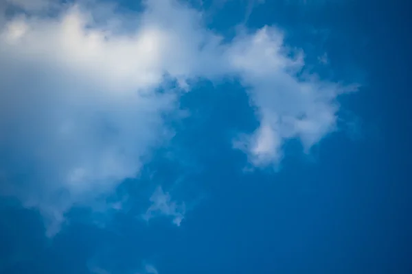 Nube esponjosa con cielo azul — Foto de Stock