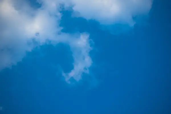 Mavi gökyüzü ile kabarık bulut