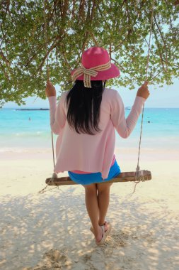 Asyalı kadın sakin plaj ve deniz