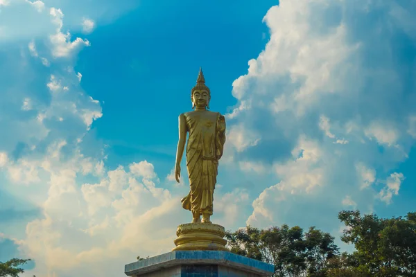 Zlatá socha Buddhy s modrou oblohou — Stock fotografie