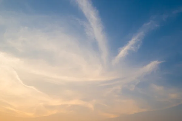 Usulca gökyüzü alacakaranlık zamanında soyut