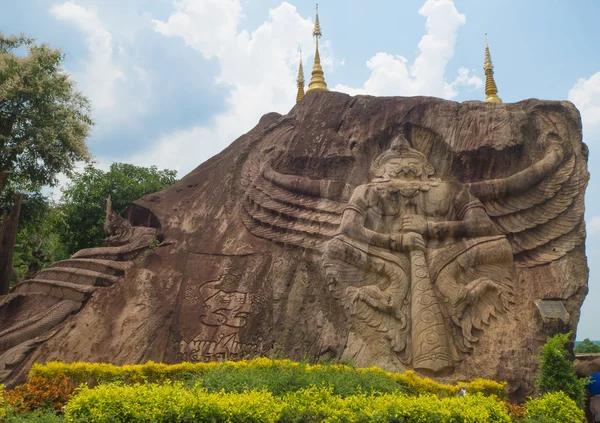 Tanrı garuda bölmek cliff üzerinde