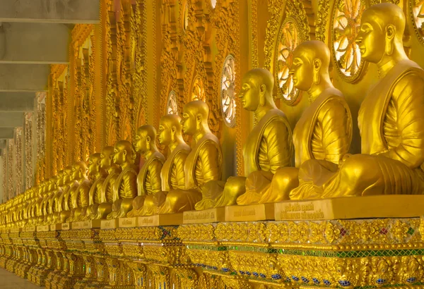 Estátua de Buda Dourada alinhada ao longo da parede — Fotografia de Stock