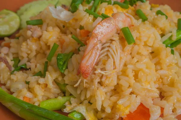 Kızarmış karidesli pilav