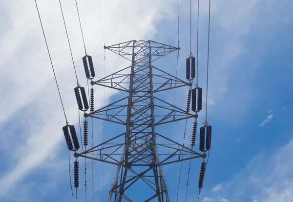 Mavi gökyüzü ile yüksek voltaj direği