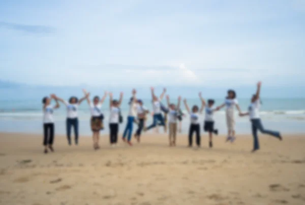 Sahilde atlayarak arkadaş grubu