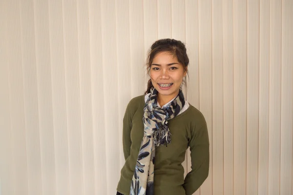 Perde arka plan, portre ile paltolu güzel kadın