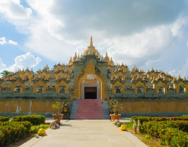 Pagoda de arenisca con cielo azul — Foto de Stock