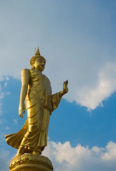 Altın buddha heykeli mavi gökyüzü ile