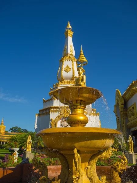 La fuente dorada con el cielo azul — Foto de Stock