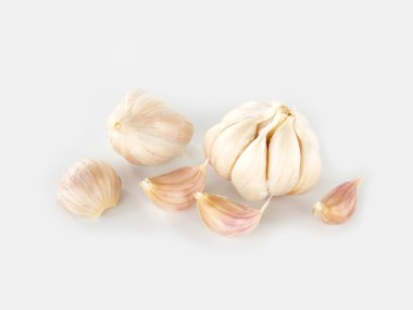 Beyaz arka plan üzerinde kuru sarımsak