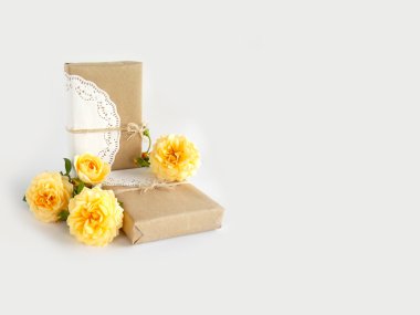 Güzel sarı İngilizce ile kutusu hediye çiçek beyaz zemin üzerine yükseldi.