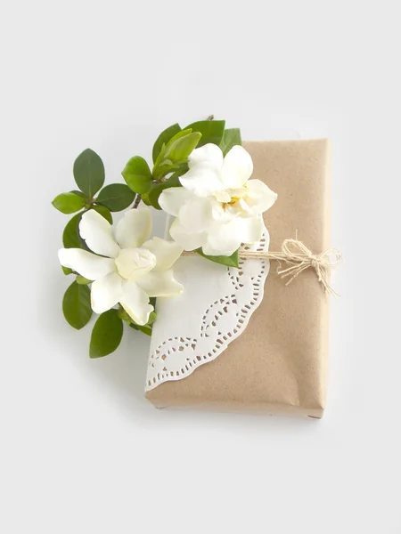 Schachtel Geschenk mit schönen weißen Gardenia Blume auf weißem Hintergrund — Stockfoto