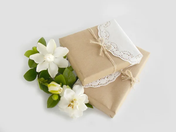 Schachtel Geschenk mit schönen weißen Gardenia Blume auf weißem Hintergrund — Stockfoto