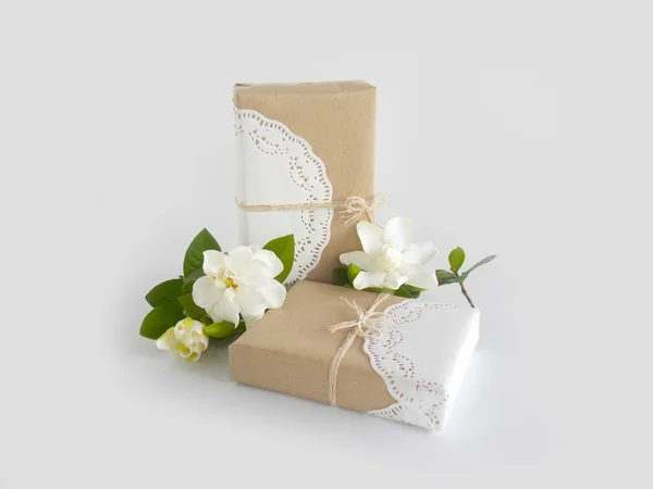 Caja regalo con hermosa flor de gardenia blanca sobre fondo blanco —  Fotos de Stock