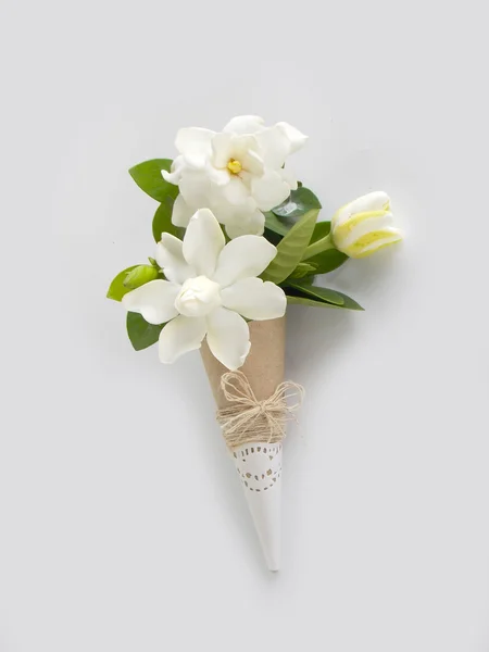 Schöne weiße Gardenia Blume auf weißem Hintergrund — Stockfoto