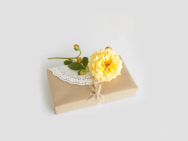Güzel sarı İngilizce ile kutusu hediye çiçek beyaz zemin üzerine yükseldi. — Stok fotoğraf
