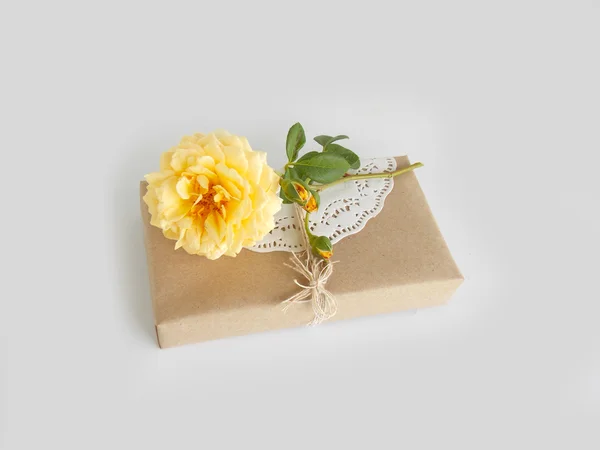 Box gift with beautiful yellow rose flower on white background — стоковое фото