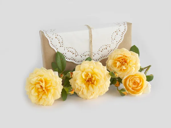 Güzel sarı İngilizce ile kutusu hediye çiçek beyaz zemin üzerine yükseldi. — Stok fotoğraf