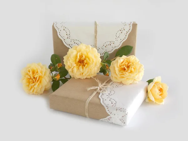 Box gift with beautiful yellow English rose flower on white background — Stock Photo, Image