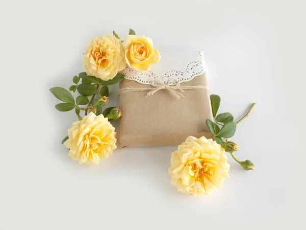 Schachtel Geschenk mit englischer Rose Blume auf weißem Hintergrund — Stockfoto
