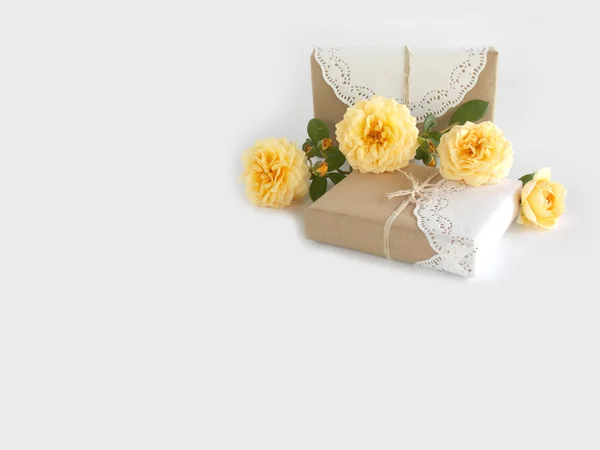 Κουτί δώρου με Αγγλικά τριαντάφυλλο σε άσπρο φόντο — Φωτογραφία Αρχείου