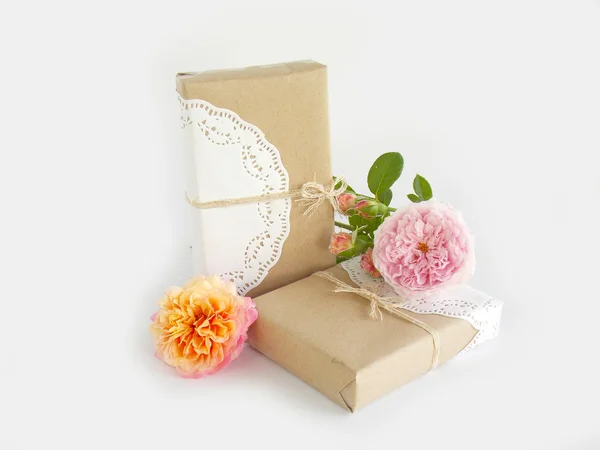 Caixa de presente com flor de rosa Inglês no fundo branco — Fotografia de Stock